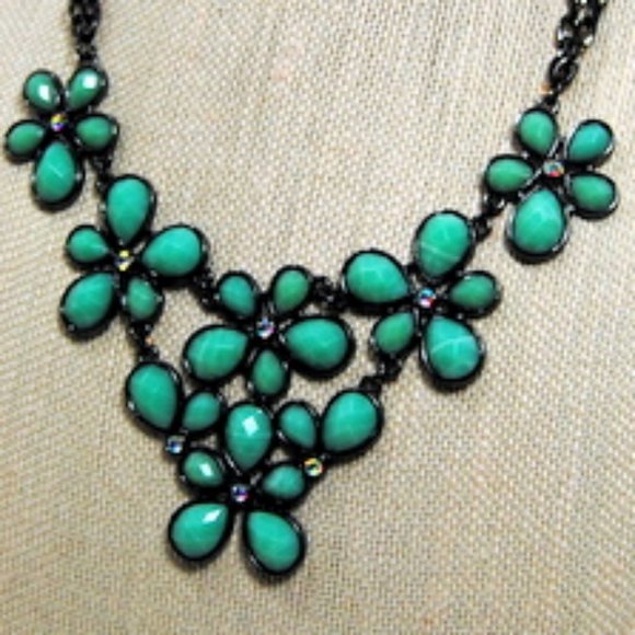 Floral Design Necklace Sea Foam Green & Crystals - Picture 3 of 5